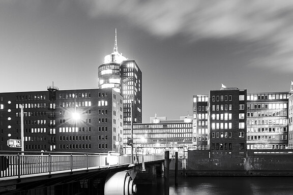 Blick auf die Hochhäuser bei Nacht.